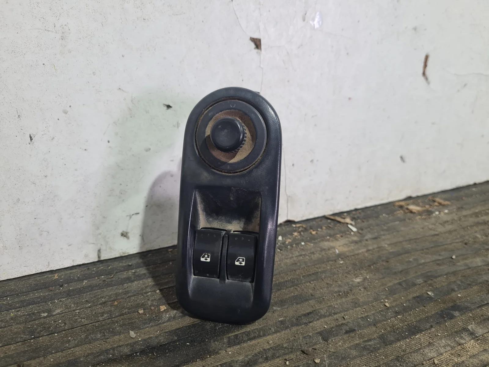 Foto de MANDO ELEVALUNAS DELANTERO IZQUIERDO RENAULT TRAFIC II COMBI referencia 8200011867