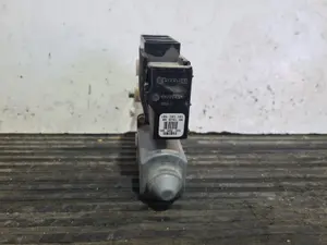 Foto de MOTOR ELEVALUNAS DELANTERO DERECHO SIN MARCA SIN MODELO referencia 104383101 foto 6