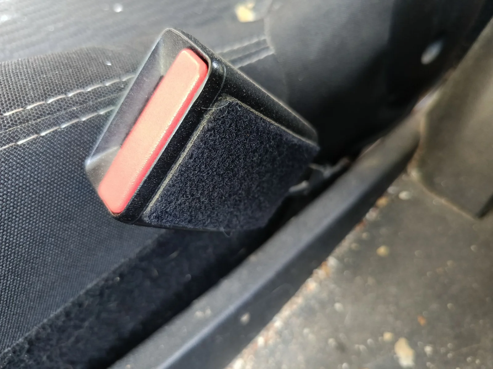 Foto de ENGANCHE CINTURON DELANTERO DERECHO PEUGEOT 208