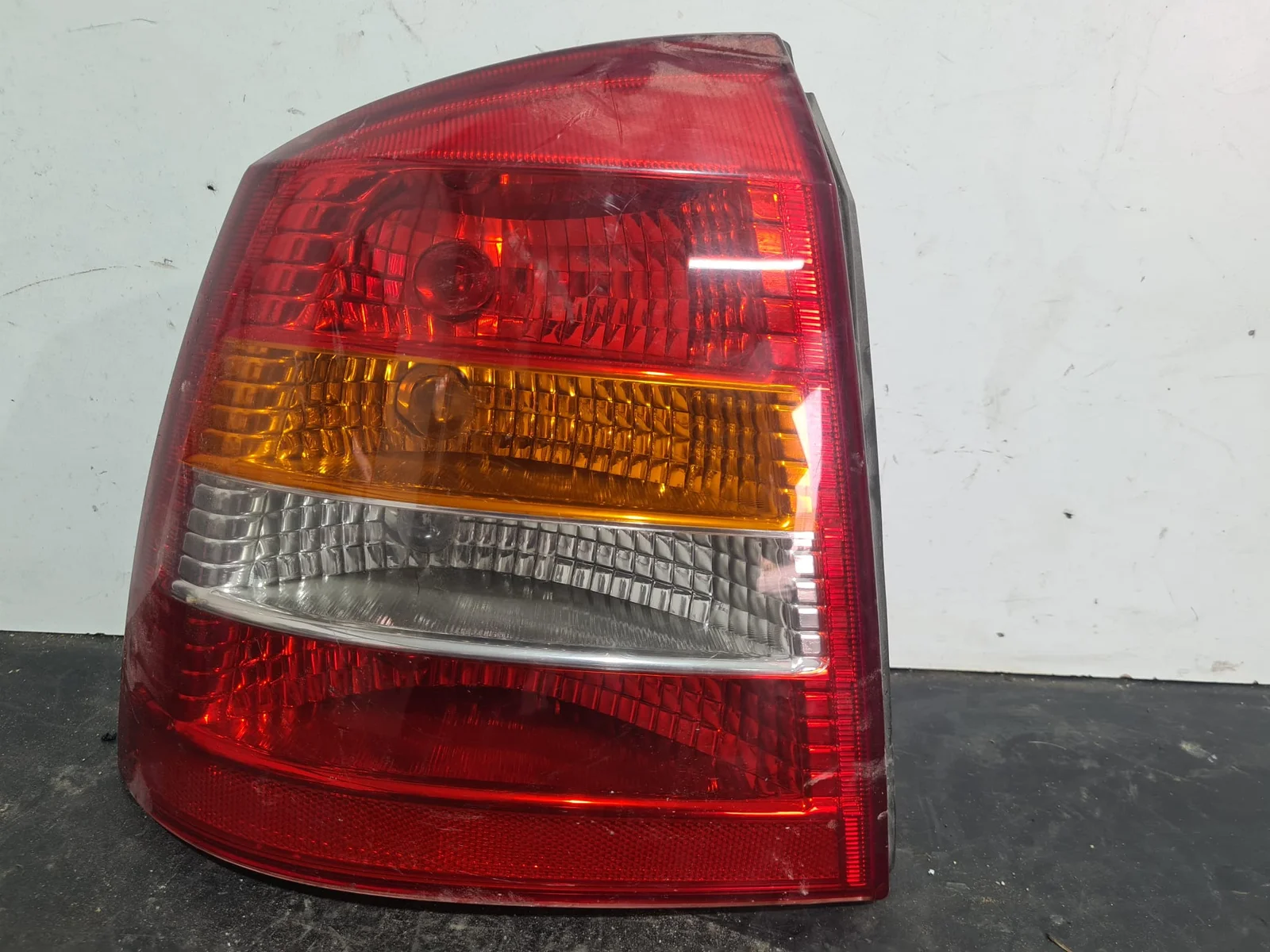 Foto de PILOTO TRASERO IZQUIERDO OPEL ASTRA G BERLINA referencia 90521542