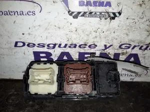 Foto de MANDO ELEVALUNAS DELANTERO IZQUIERDO SIN MARCA SIN MODELO referencia 254117873R foto 2