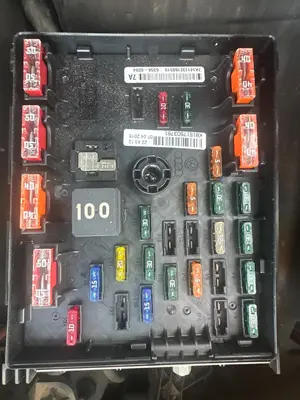Foto de CAJA RELES / FUSIBLES SEAT ALHAMBRA (710)