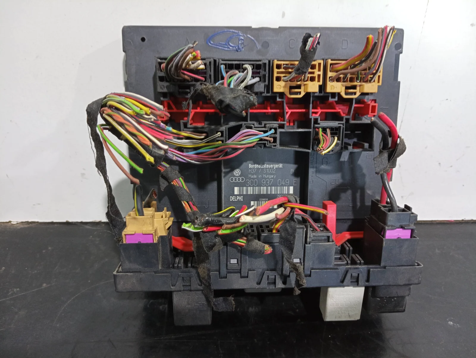 Foto de CAJA RELES / FUSIBLES SIN MARCA SIN MODELO referencia 3C0937049E