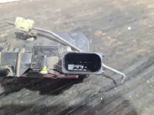 Foto de CERRADURA PUERTA DELANTERA DERECHA OPEL CORSA D referencia 13258274 foto 3