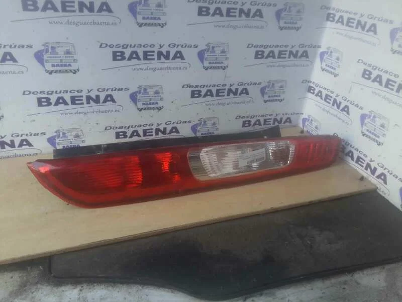 Foto de PILOTO TRASERO DERECHO FORD FOCUS BERLINA (CAP)