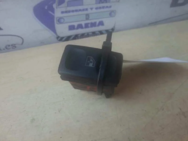 Foto de MANDO ELEVALUNAS DELANTERO DERECHO SIN MARCA SIN MODELO referencia 1L0959855