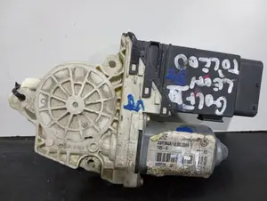 Foto de MOTOR ELEVALUNAS DELANTERO IZQUIERDO SEAT LEON (1M1) referencia 105526301