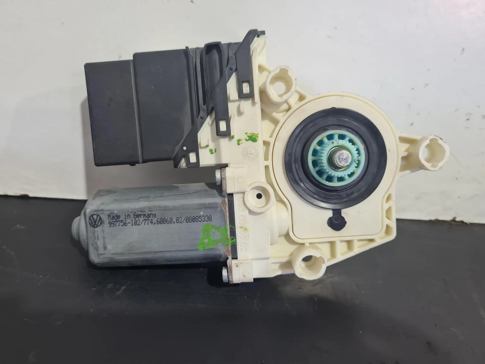Foto de MOTOR ELEVALUNAS TRASERO IZQUIERDO VOLKSWAGEN PASSAT BERLINA (3C2) referencia 980855-107