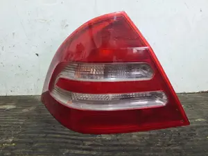 Foto de PILOTO TRASERO IZQUIERDO MERCEDES-BENZ CLASE C (BM 203) BERLINA