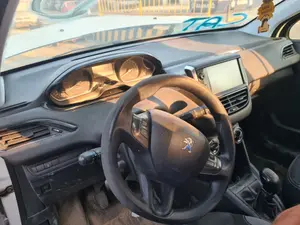 Foto de SALPICADERO PEUGEOT 208