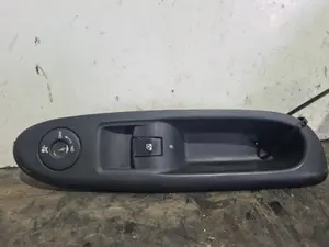 Foto de MANDO ELEVALUNAS DELANTERO DERECHO RENAULT CLIO II FASE I (B/CB0) referencia 8200084005