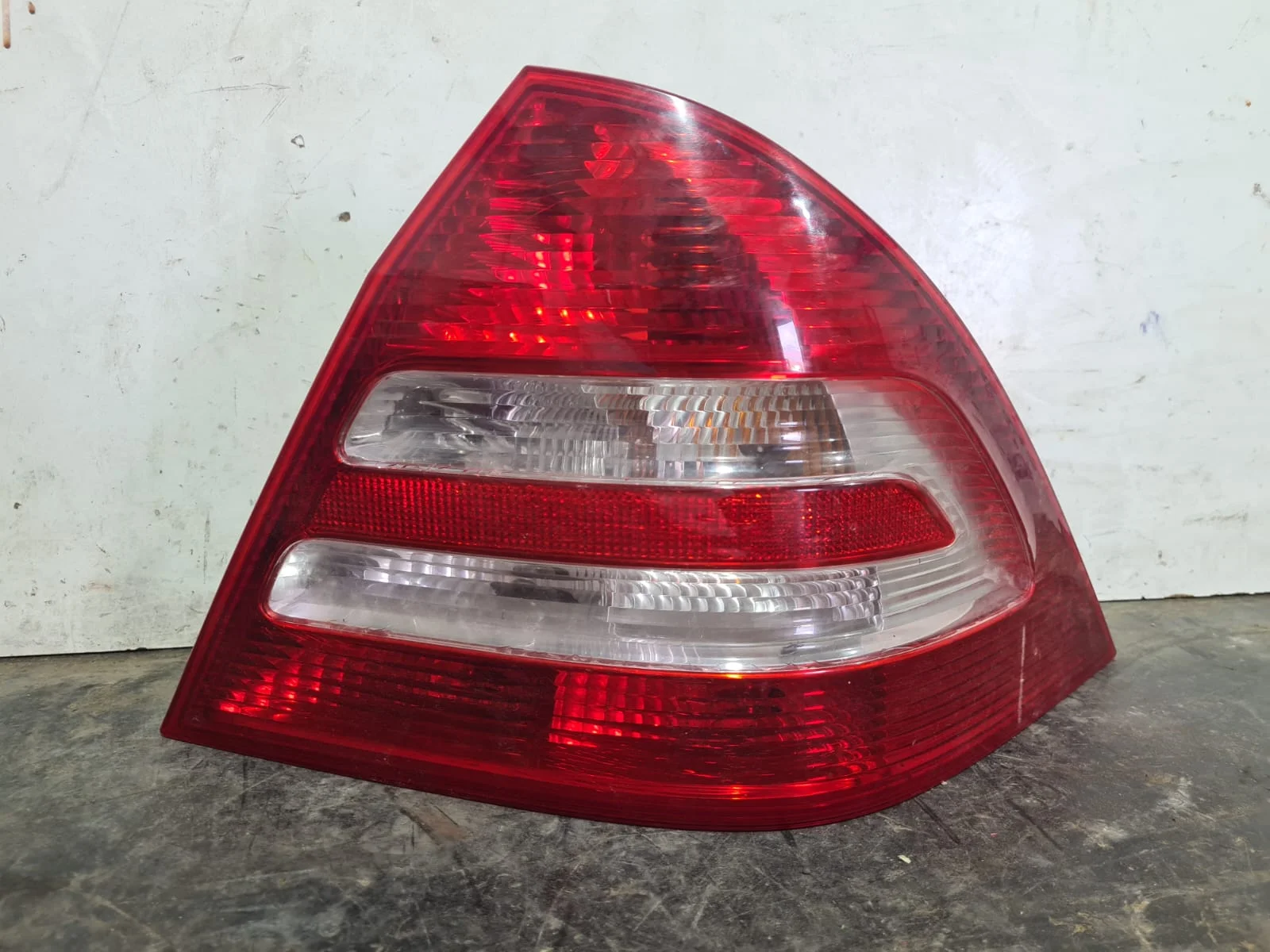 Foto de PILOTO TRASERO DERECHO MERCEDES-BENZ CLASE C (BM 203) BERLINA referencia 2038202064R