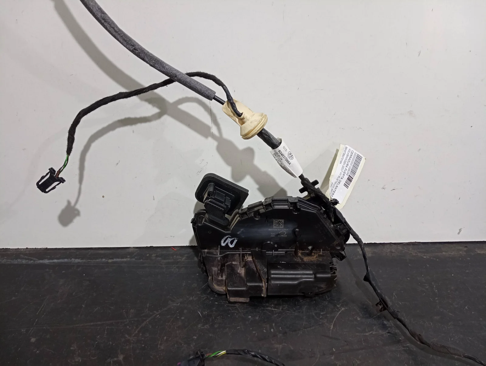 Foto de CERRADURA PUERTA DELANTERA DERECHA VOLKSWAGEN SIN MODELO referencia B6A5TB837016A