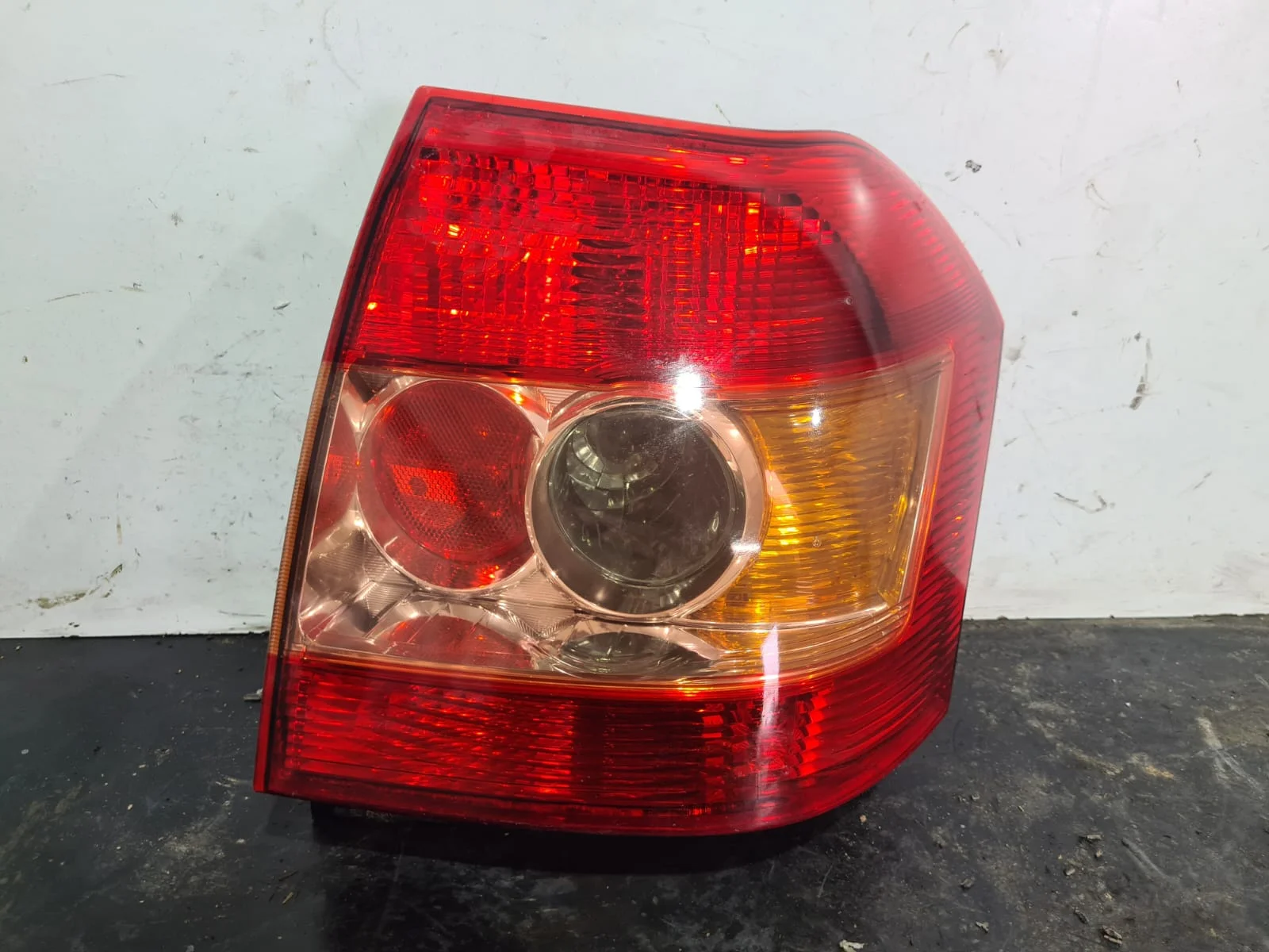 Foto de PILOTO TRASERO IZQUIERDO TOYOTA COROLLA (E12)