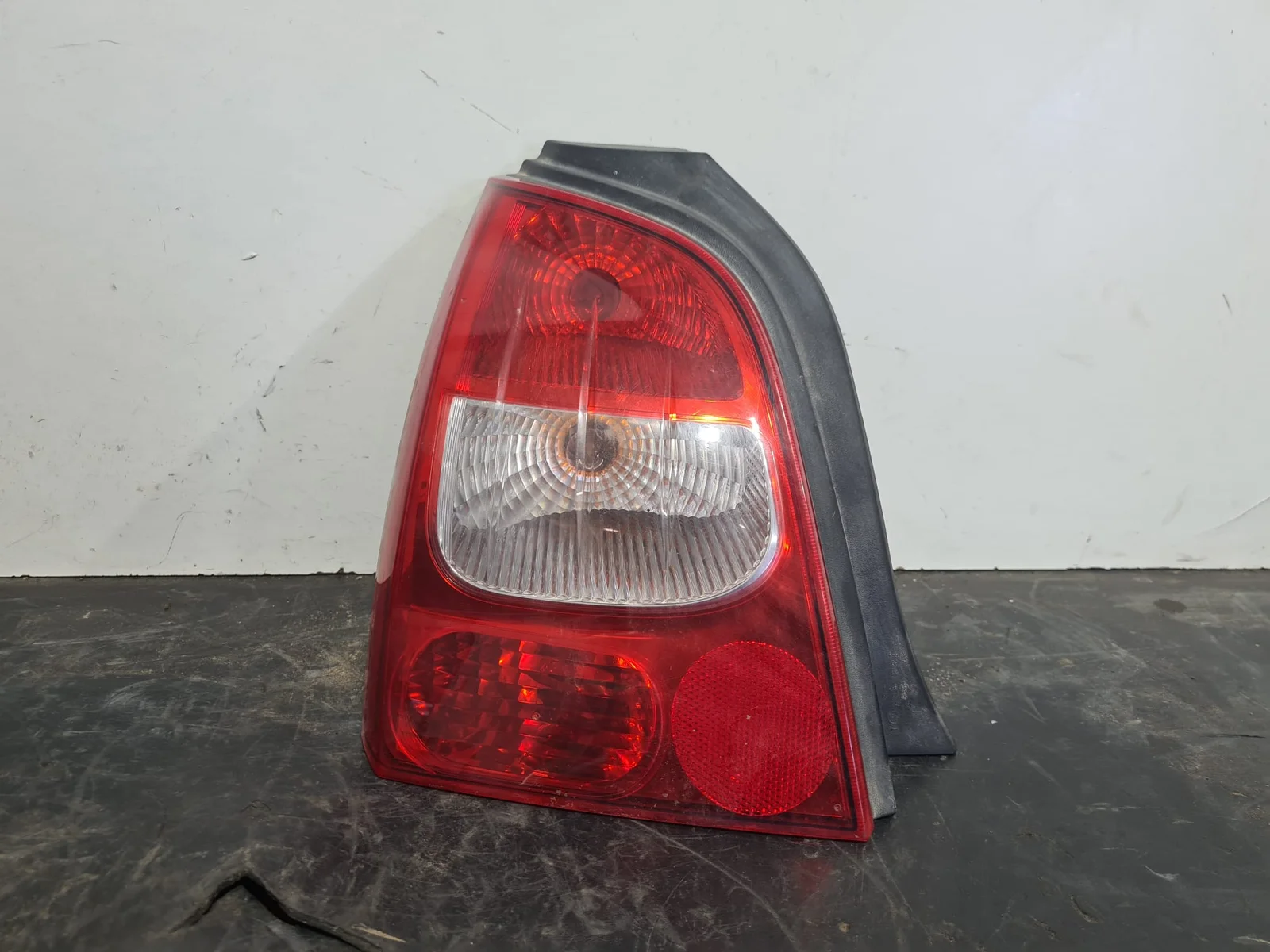 Foto de PILOTO TRASERO IZQUIERDO RENAULT TWINGO II referencia 8200387888