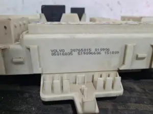Foto de CAJA RELES / FUSIBLES VOLVO S40 BERLINA referencia 30765015 foto 4