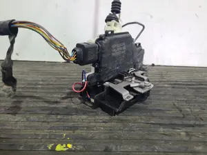 Foto de CERRADURA PUERTA DELANTERA IZQUIERDA VOLKSWAGEN PASSAT BERLINA (3B3) referencia 18800018115 foto 4