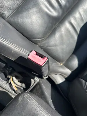 Foto de ENGANCHE CINTURON DELANTERO DERECHO VOLKSWAGEN GOLF VI (5K1)(10.2008)