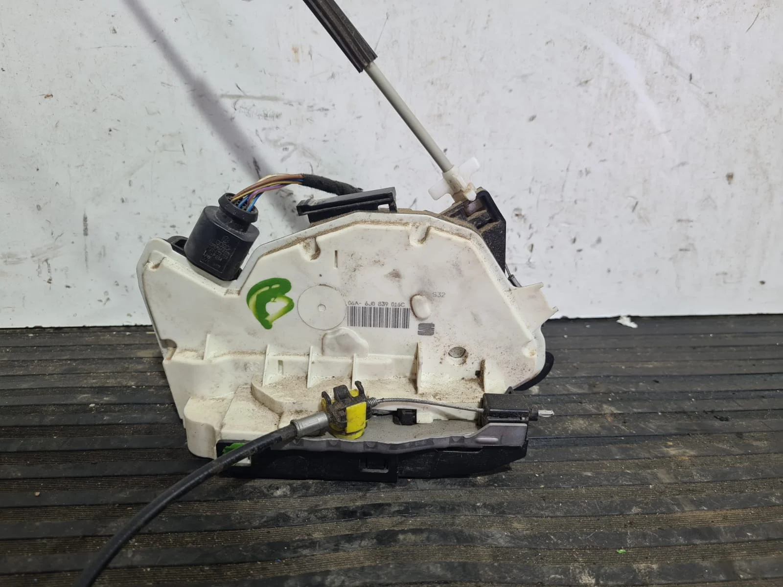 Foto de CERRADURA PUERTA TRASERA DERECHA SEAT IBIZA ST (6J8) referencia 6J0839016C