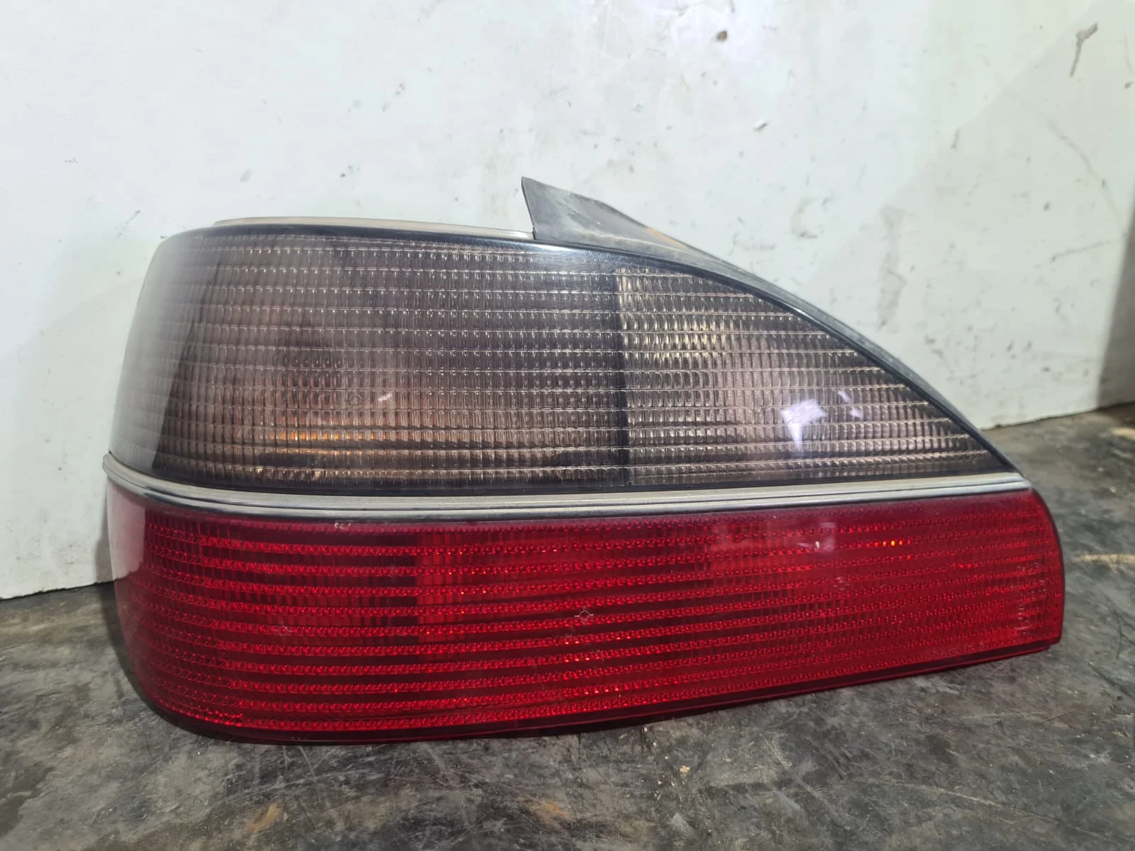 Foto de PILOTO TRASERO IZQUIERDO PEUGEOT 306 3/5 PT. / 4 PT. (S2) referencia 2322G