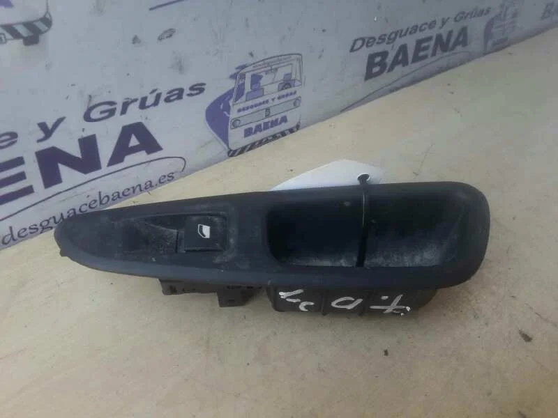 Foto de MANDO ELEVALUNAS TRASERO DERECHO SIN MARCA SIN MODELO referencia 96573850XT