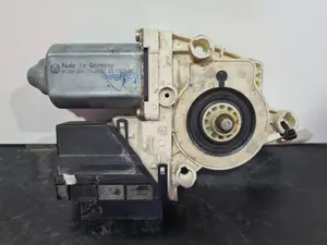 Foto de MOTOR ELEVALUNAS DELANTERO DERECHO SIN MARCA SIN MODELO referencia 104383101 foto 3