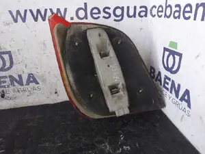 Foto de PILOTO TRASERO DERECHO FORD FIESTA BERL./COURIER referencia 89FG13N004 AA foto 2