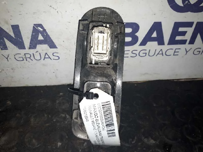 Foto de MANDO ELEVALUNAS TRASERO IZQUIERDO RENAULT MEGANE II CLASSIC BERLINA referencia 156015540
