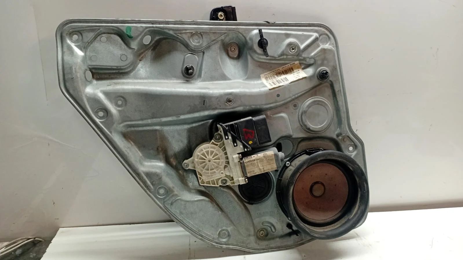 Foto de ELEVALUNAS TRASERO IZQUIERDO VOLKSWAGEN GOLF IV BERLINA (1J1)(10.1997) referencia SIEMNS