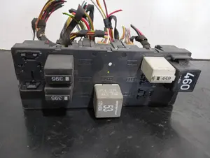 Foto de CAJA RELES / FUSIBLES SIN MARCA SIN MODELO referencia 3C0937049E foto 2