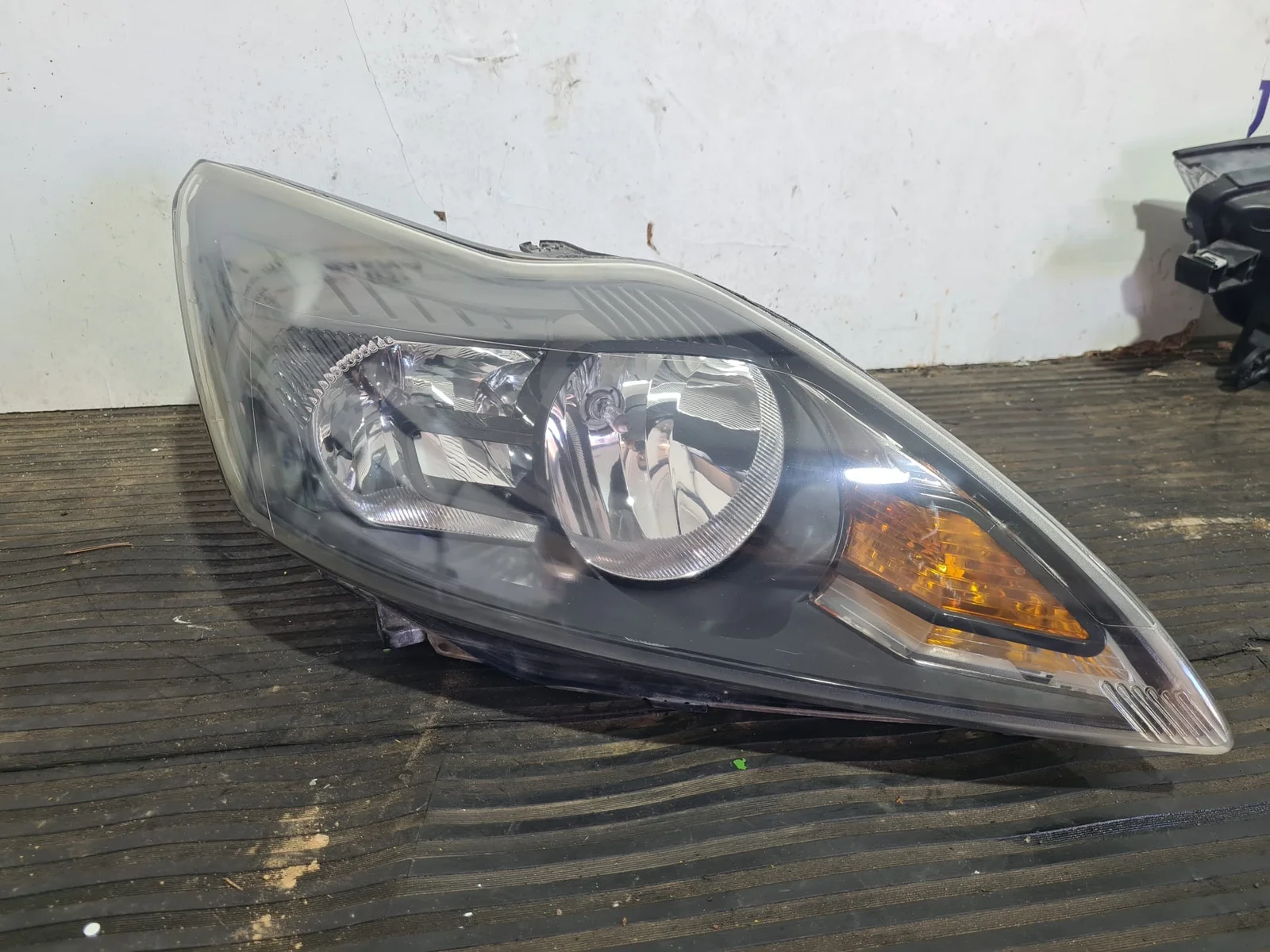 Foto de FARO DERECHO FORD FOCUS BERLINA (CAP) referencia 8M5113W029CE