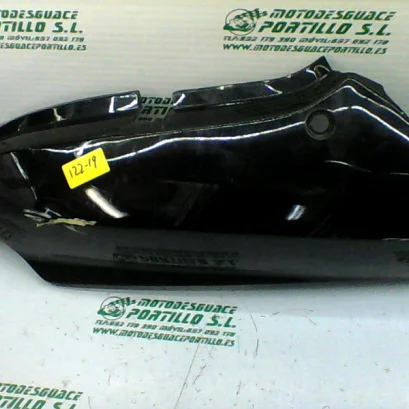 Foto de Carcasa lateral trasera izquierda Honda Silver wing 600 referencia 122-19-20231