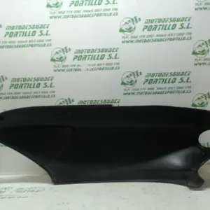 Foto de Carcasa lateral trasera derecha Yamaha Majesty 125 referencia 125-17-11570 foto 3