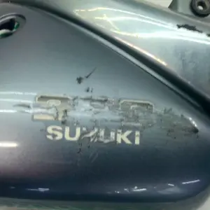 Foto de Carcasa bajo asiento izquierdo Suzuki Intruder 250 referencia 391-23-46919 foto 4