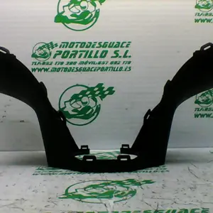 Foto de Embellecedor del manillar Kymco super dink 300 i referencia 113-23-43386 foto 2