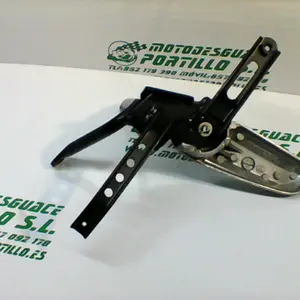 Foto de Estribera trasera derecha con reposapies Honda Pcx 125 referencia 181-23-46243 foto 2