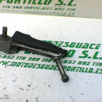Foto de Reposapies delantero izquierdo Yamaha TZR 50 2T 3 referencia 221-19-22269