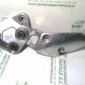 Foto de Estribera delantera derecha Yamaha Fazer 1000 referencia 135-16-1721