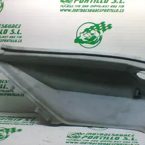 Foto de Carcasa bajo asiento derecho Sym JOYMAX 300I referencia 305-21-31839