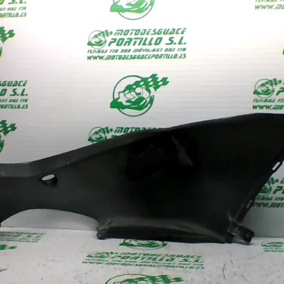 Foto de Carcasa lateral trasera izquierda Honda ARROBA 125 referencia 372-21-38344