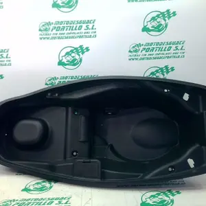 Foto de Porta-casco Kymco super dink 300 i referencia 113-23-43455 foto 4