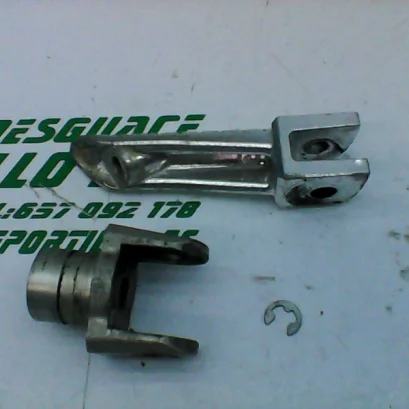 Foto de Reposapies trasero derecho Suzuki Gsx 600 R referencia 12-16-18591
