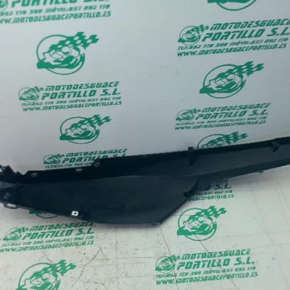 Foto de Carcasa lateral trasera izquierda Honda FORZA 125 referencia 396-25-48988