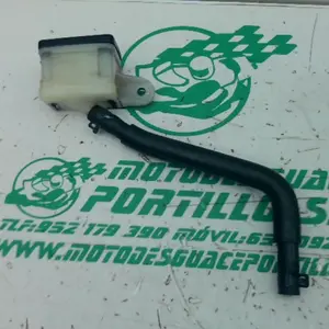 Foto de Depósito del líquido de frenos Honda CB 500XA referencia 415-23-47928 foto 3