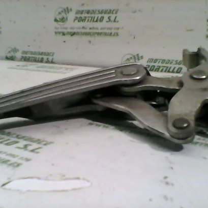 Foto de Reposapies trasero izquierdo Vespa Granturismo 125 referencia 426-22-44774