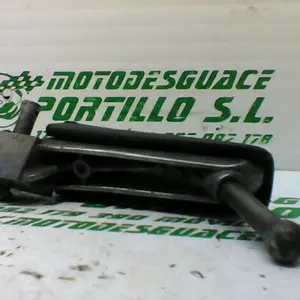Foto de Reposapies delantero izquierdo Yamaha TZR 50 2T 3 referencia 221-19-22269 foto 4