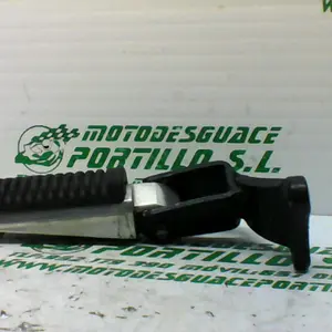 Foto de Reposapies trasero izquierdo Yamaha XMAX 250 referencia 431-21-32475 foto 4