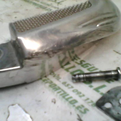 Foto de Reposapies trasero izquierdo Honda Lead 110 referencia 77-17-39047