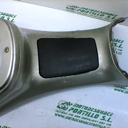 Foto de Carcasa bajo asiento Piaggio X8 200 referencia 264-18-18376