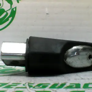 Foto de Reposapies delantero izquierdo Kawasaki Gpz 500 referencia 132-18-43252 foto 2